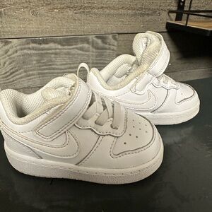Toddler boy white Nike shoes size 4